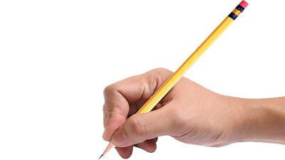 ペンを持つ手の写真